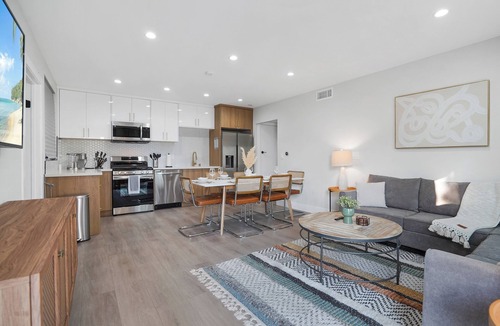 Palms Apartment | Cozy 2BR w/Bath minutes from DT Culver City