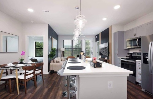 Southtown Apartment | Cozy 2BR w/Gym, Parking Near Rvrwalk & Dome