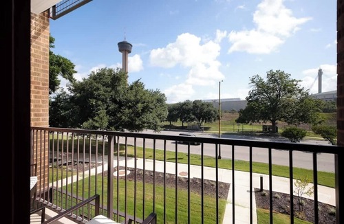 Southtown Apartment | Cozy 2BR w/Gym, Parking Near Rvrwalk & Dome
