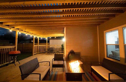 Converse House | Cozy 3 Bed, 2.5 BR Home with Amazing Outdoor Deck