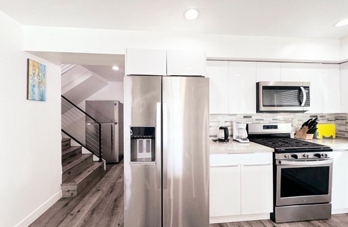 Mid City Apartment | Cozy 3 BR Townhouse with Balcony