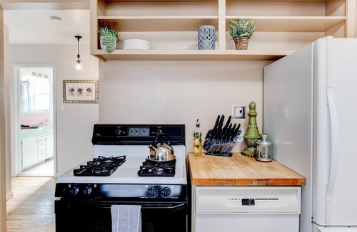 Holladay House | Cozy 3BR 2BA Bungalow Centrally Located