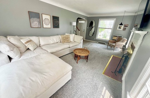 Flint House | Cozy 3BR Home Sleeps 6 Fast WiFi Family & Pet Friendly!