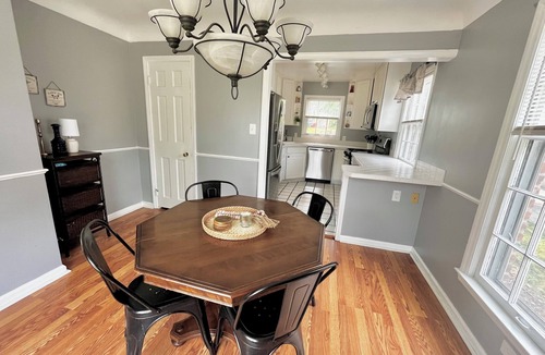 Flint House | Cozy 3BR Home Sleeps 6 Fast WiFi Family & Pet Friendly!