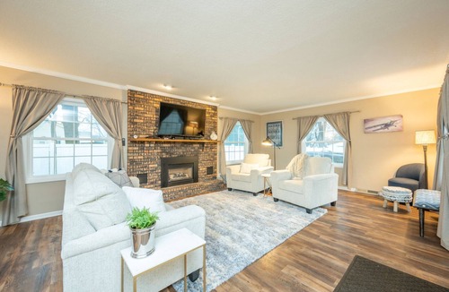 Waveland Park House | Cozy 4 bedroom home. Just 2 miles from Drake University. Easy access to I235.