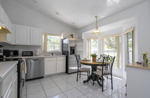 Indian Point House | Cozy 4-bedroom house /Near Disney with BBQ Grill & Pool