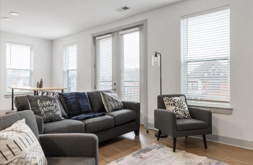 East Walnut HIlls Apartment | Cozy 6BR 6BA combined Apartments Near Downtown Cincinnati
