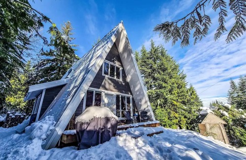 Comox Valley Cabin | Cozy A-frame Cabin Mountain Retreat with Hot Tub!