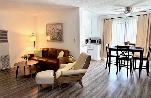 Castle Heights Apartment | Cozy & affordable 2bd in historic Culver City, Palm Venice area