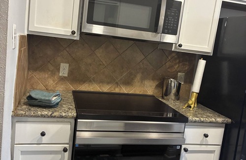 Houston Condo | Cozy and Charming 1-bedroom condo with AC in lively Houston