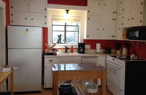 East End House | Cozy and Private East End Downtown Historic Cottage with B Yard, One Bed & Bath