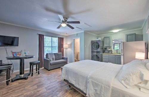 Avinger Apartment | Cozy Avinger Cabin w/Fire Pit & Deck