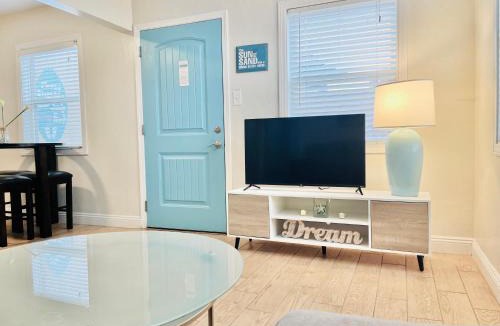 Pacific Beach Apartment | Cozy Beach Cottage with Bicycles