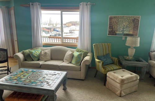 Rexburg House | Cozy bedroom in peaceful house in Rexburg with WiFi, AC and shared living space.