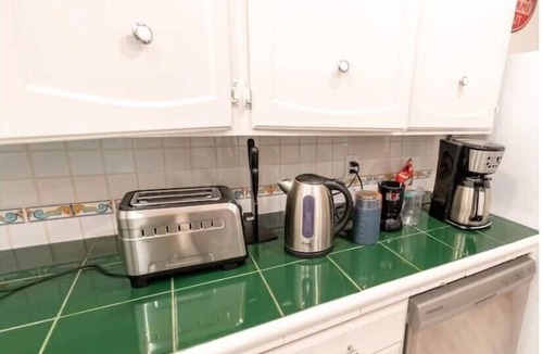 White Rock House | Cozy Bright 2 BR White Rock ground level basement suite near the beach.