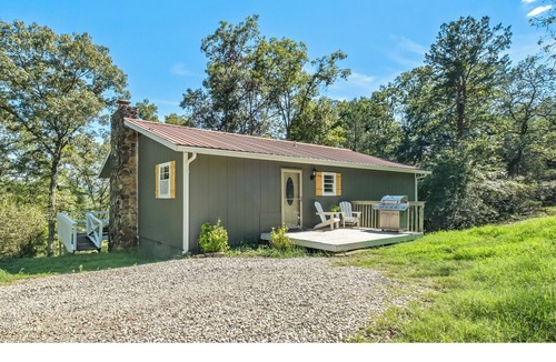 Marble Falls Cabin | Cozy Cabin, Central AC, 5 Min. to Buffalo River, Pets & Families Welcome!