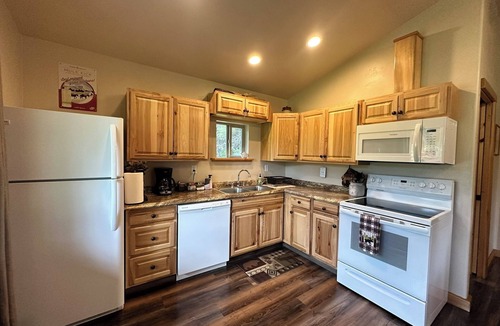 Coram Cabin | Cozy Cabin close to the West Entrance to Glacier National Park