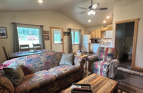 Coram Cabin | Cozy Cabin close to the West Entrance to Glacier National Park