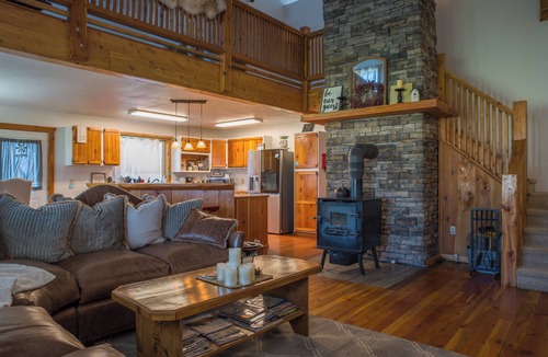 Bozeman Cabin | Cozy Cabin, Exceptional Mountain View, Porch, Fireplace, Wildlife, 4 mi to town.