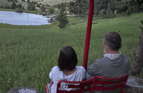 Gallatin Gateway Cabin | Cozy Cabin/House with Private Pond and 7KM of Skiing/Hiking Trails