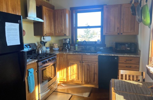 Bozeman Cabin | Cozy cabin in a beautiful mountain valley close to hiking, golf, airport