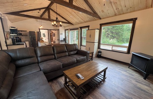 Athol Cabin | Cozy cabin in charming forested area