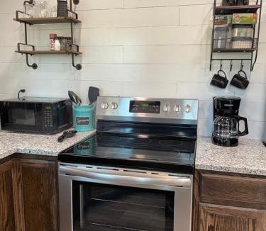 Avinger House | Cozy Cabin in Crestwood Subdivision