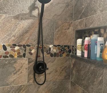 Avinger House | Cozy Cabin in Crestwood Subdivision