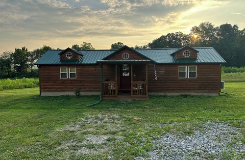 Laurelville Cabin | Cozy cabin in Hocking Hills, Wifi, close to all attractions of Oldman cave .