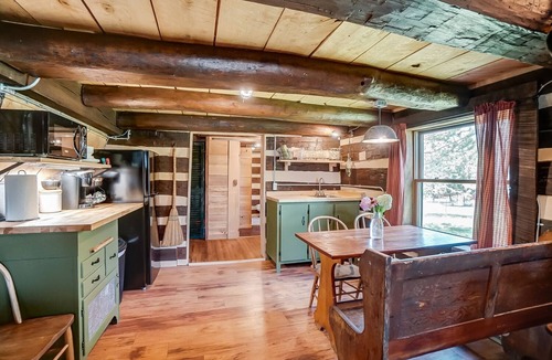 Dola Cabin | Cozy Cabin on the Farm
