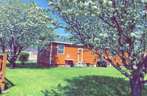 Napoleon Cabin | Cozy cabin. Sleeps 2. Includes mini fridge, microwave, Wi-Fi and outdoor space!