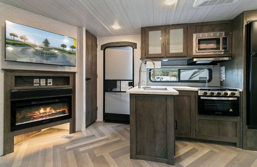 Cross House | Cozy Camper with Canal access