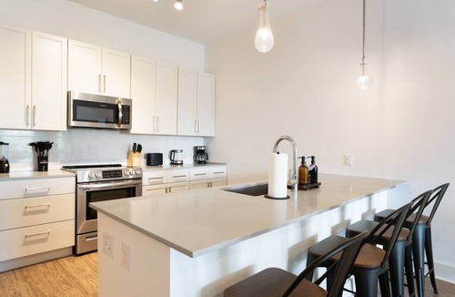Second Ward Apartment | Cozy Carolina | Free Parking, Gym, Pool
