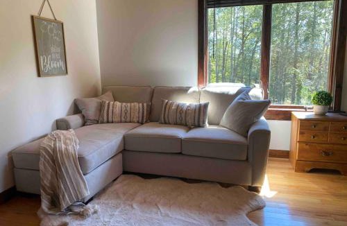Monticello Villa | Cozy Catskill Log Home