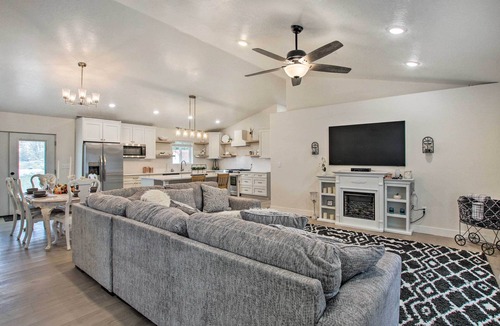 Bloomington House | Cozy + Chic Abode ~ 11 Mi to Bloomington Lake