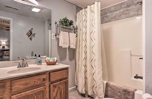 Sevierville House | Cozy Chic Escape with Deck 4 Miles to Pigeon Forge!