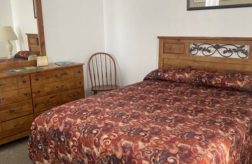 Glendo Hotel | Cozy & Clean Queen Room
