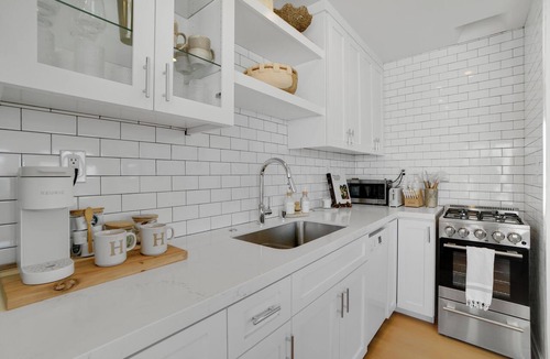 El Porto Apartment | Cozy Coastal Retreat w/King Bed & Full Kitchen