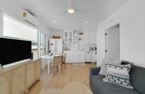 El Porto Apartment | Cozy Coastal Retreat w/King Bed & Full Kitchen
