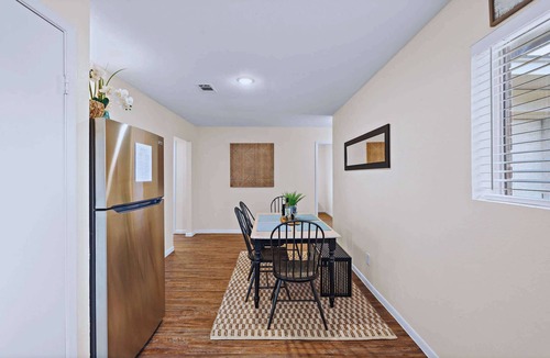 El Lago House | Cozy Coastal Stay: Near Kemah + NASA | BBQ | Beach