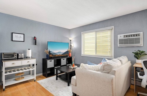 Lyn-Lake Apartment | Cozy Condo in Vibrant Location!