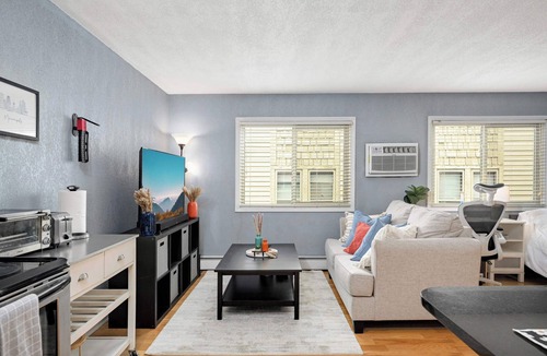 Lyn-Lake Apartment | Cozy Condo in Vibrant Location!