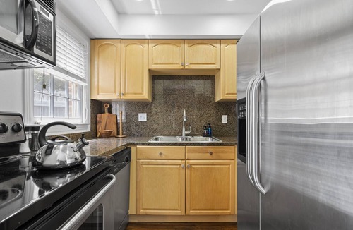 Cotswold Condo | Cozy Condo * Office* Near Luxury Mall & Uptown