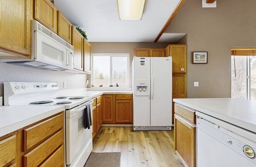 McCall Condo | Cozy condo w/a wood stove, shared hot tub, pools, & tennis - close to downtown