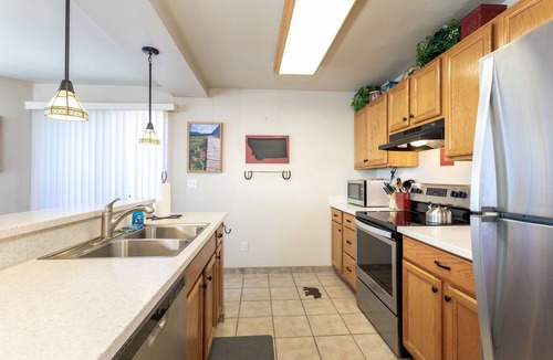 Bigfork Condo | Cozy condo w/fireplace, close to GNP - Marina Cay Retreat