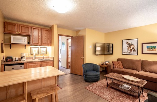 Bigfork Condo | Cozy condo w/great location by Flathead Lake - Cozy Marina Cay Getaway