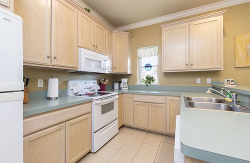 South Padre Island Condo | Cozy Condo with Pool - 1/2 Block to Beach!