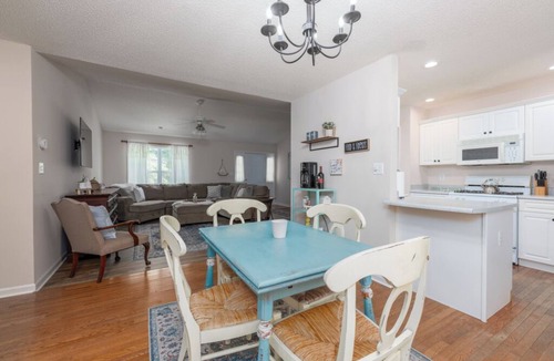Greensboro House | Cozy + Connected Central, office space with fast wifi, family and pet friendly