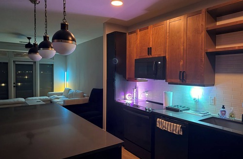 Deep Ellum Apartment | Cozy contemporary & chic Deep Ellum apartment in Dallas’s nightlife district