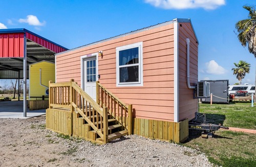Crystal Beach Cabin | Cozy Coral Beach Cabin ~ Near Margaritaville ~ NEW